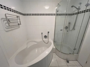 Bad mit Wanne und Dusche