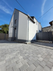 Außen mit Stellplatz