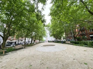 Sedanplatz direkt um die Ecke