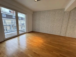 Wohnzimmer mit Balkon