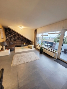 Wohnzimmer mit Balkon